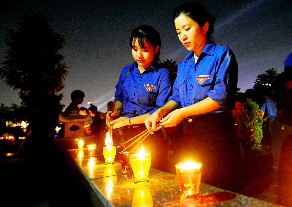 Lãnh đạo Đảng, Nhà nước dâng hương tưởng niệm các anh hùng liệt sĩ ảnh 12 Lãnh đạo Đảng, Nhà nước dâng hương tưởng niệm các anh hùng liệt sĩ ảnh 12