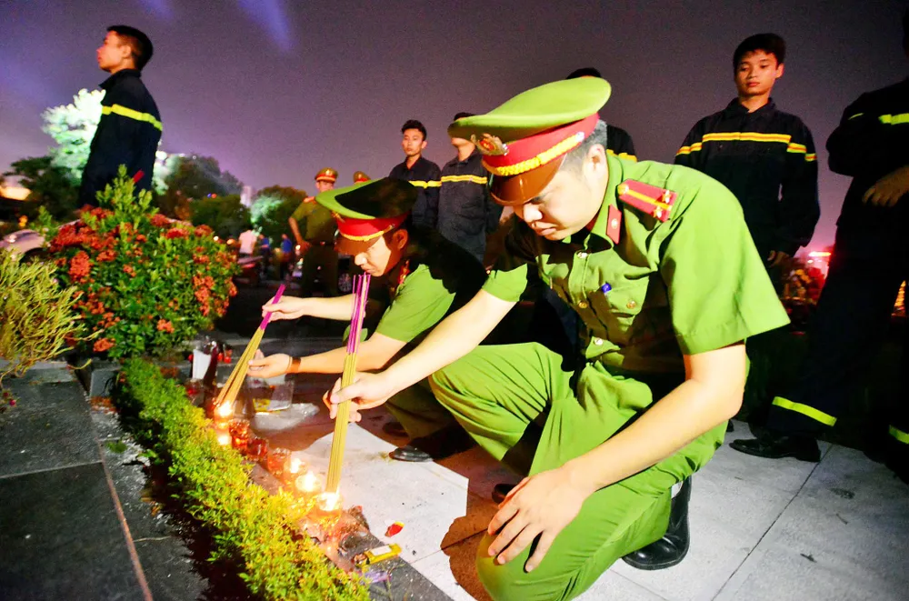 Lãnh đạo Đảng, Nhà nước dâng hương tưởng niệm các anh hùng liệt sĩ ảnh 14 Lãnh đạo Đảng, Nhà nước dâng hương tưởng niệm các anh hùng liệt sĩ ảnh 14