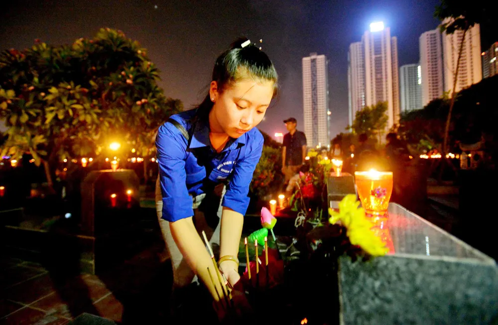 Lãnh đạo Đảng, Nhà nước dâng hương tưởng niệm các anh hùng liệt sĩ ảnh 13 Lãnh đạo Đảng, Nhà nước dâng hương tưởng niệm các anh hùng liệt sĩ ảnh 13