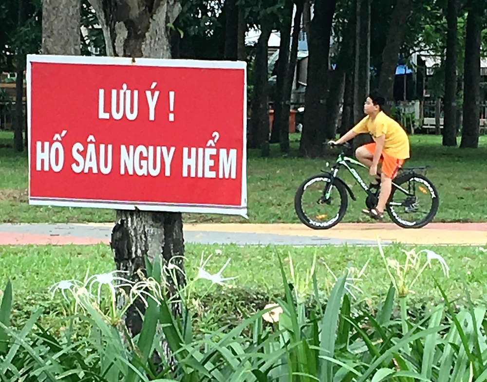 Trẻ em vui chơi ngay bên kênh sâu, không rào chắn an toàn trong công viên Gia Định, TPHCM