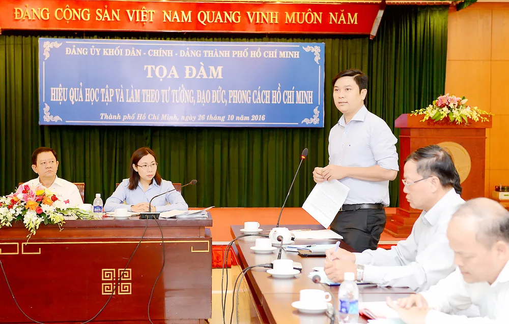 Các đại biểu phát biểu tại tọa đàm “Hiệu quả học tập và làm theo tư tưởng, đạo đức, phong cách Hồ Chí Minh” do Đảng ủy khối Dân-Chính-Đảng tổ chức . Ảnh: VIỆT DŨNG
