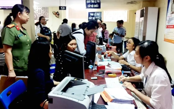 Dịch vụ trực tuyến của Phòng Quản lý Xuất nhập cảnh, Công an TPHCM được nhiều người dân sử dụng Ảnh: HỒNG NHUNG