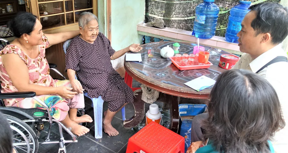 Mẹ Đặng Thị Dương trú tại xã Lương Phú, tỉnh Bến Tre vui mừng tiếp chuyện với đại diện Vinamilk