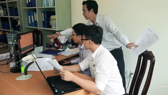 Các chuyên viên tuyển sinh đang chạy lọc ảo chiều ngày 28-7. Ảnh: THANH HÙNG