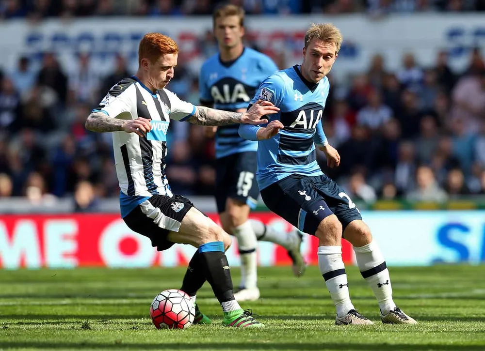 Tottenham (phải) hứa hẹn gặp nhiều khó khăn trước Newcastle.