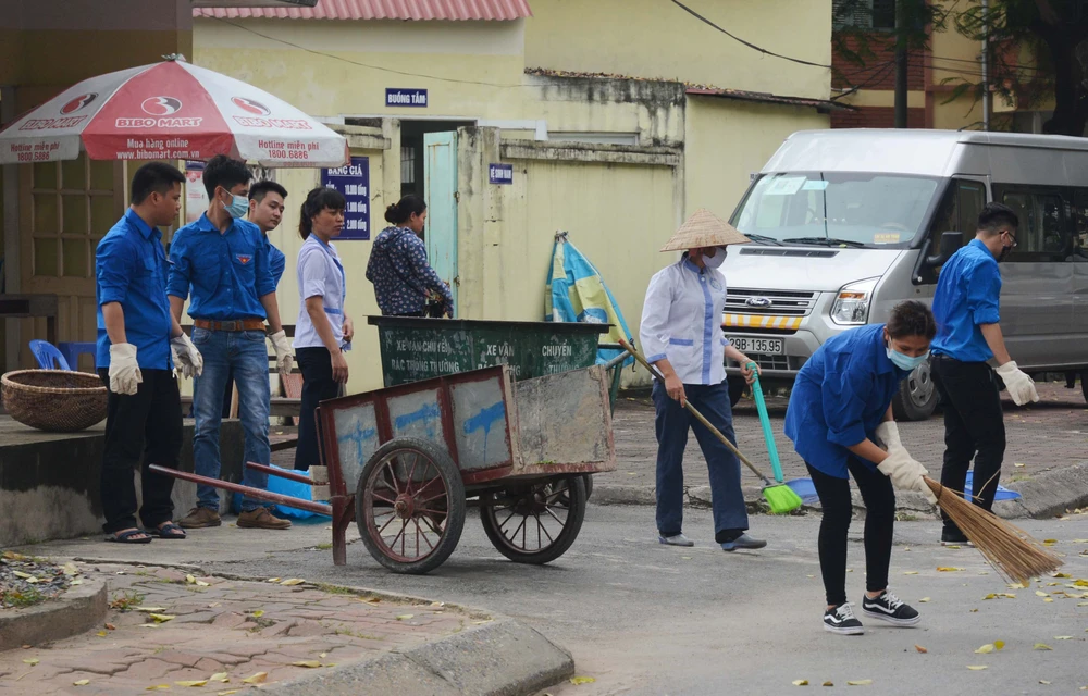 Bệnh viện đa khoa Hà Đông vệ sinh môi trường bệnh viện, phòng bệnh sốt xuất huyết. Ảnh: TTXVN