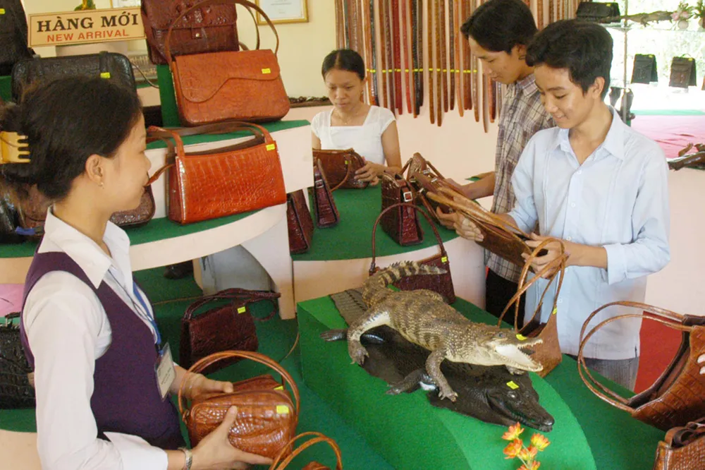 Khách hàng mua sản phẩm sản xuất trong nước . Ảnh: CAO THĂNG