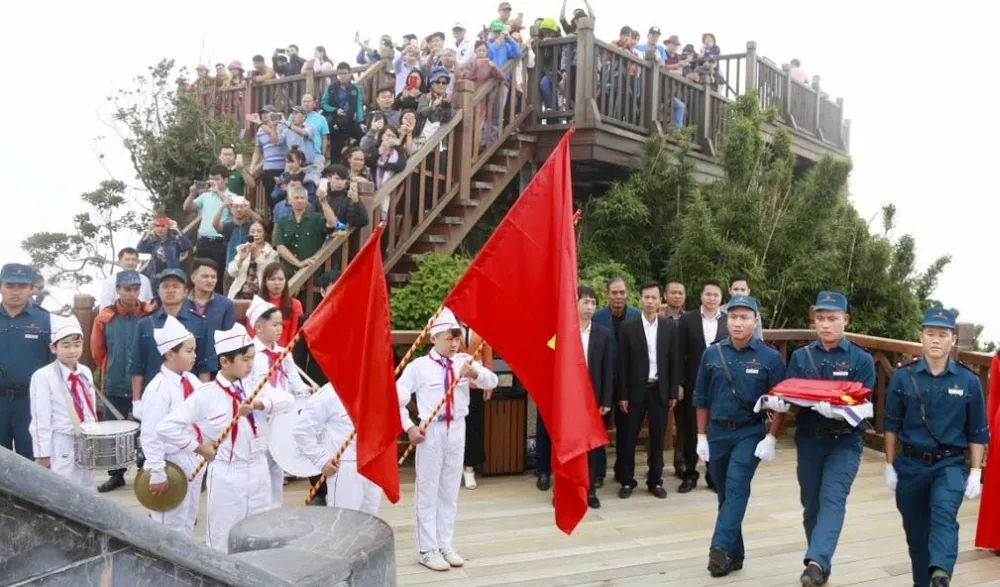 Chinh phục đỉnh Fansipan, ngắm cột cờ cao nhất Đông Dương ảnh 2 Chinh phục đỉnh Fansipan, ngắm cột cờ cao nhất Đông Dương ảnh 2