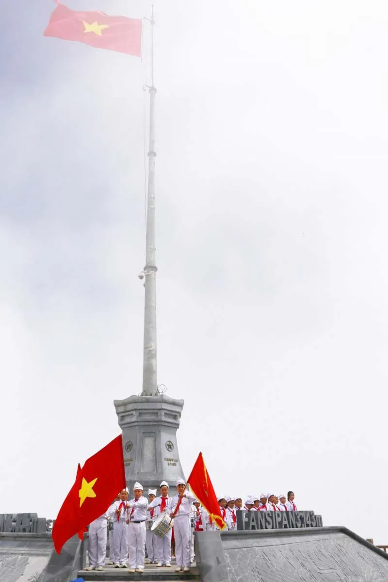 Chinh phục đỉnh Fansipan, ngắm cột cờ cao nhất Đông Dương ảnh 1 Chinh phục đỉnh Fansipan, ngắm cột cờ cao nhất Đông Dương ảnh 1