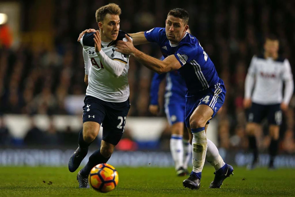 Gary Cahill (phải, Chelsea) treo giò là thông tin tốt đối với Christian Eriksen (Tottenham).