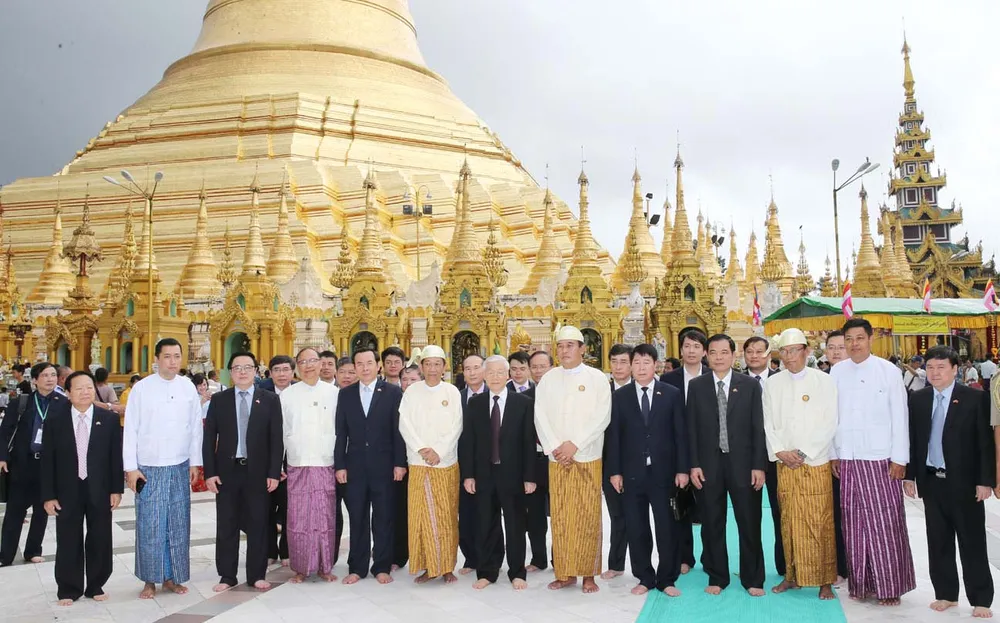 Tổng Bí thư Nguyễn Phú Trọng và các đại biểu chụp ảnh chung tại Chùa Vàng. Ảnh: TTXVN