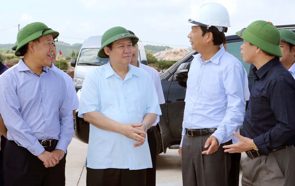 Phó Thủ tướng Vương Đình Huệ nghe các đơn vị thi công báo cáo Dự án Cảng hàng không Quảng Ninh. Ảnh: TTXVN