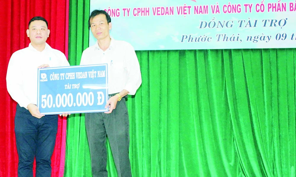 Ông Tsai Ping Hsuan (bên trái) đại diện Vedan trao học bổng