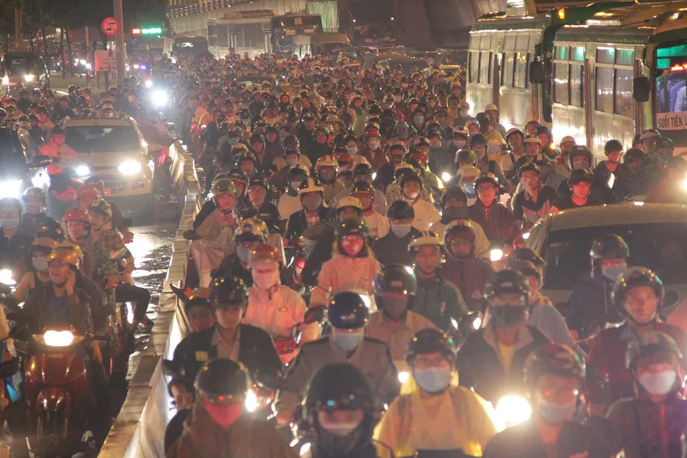 Chiều tối 21-9, mưa lớn khiến giao thông nhiều tuyến đường ở TPHCM tê liệt ảnh 4