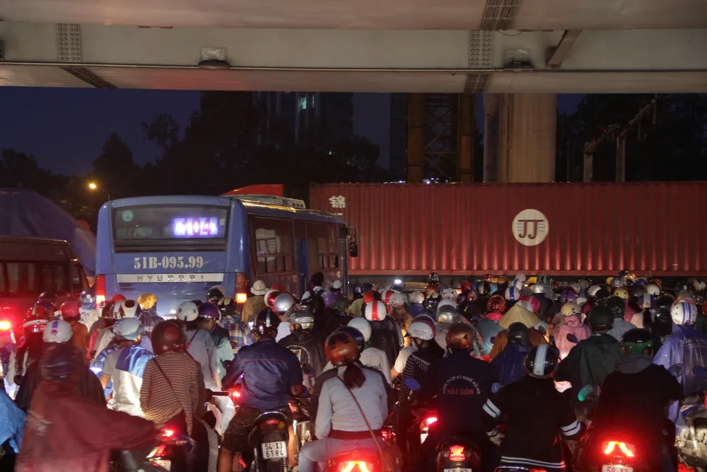 Chiều tối 21-9, mưa lớn khiến giao thông nhiều tuyến đường ở TPHCM tê liệt ảnh 5