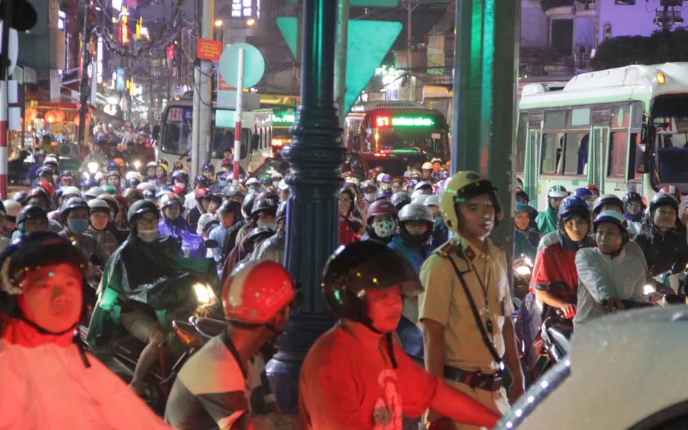 Chiều tối 21-9, mưa lớn khiến giao thông nhiều tuyến đường ở TPHCM tê liệt ảnh 1