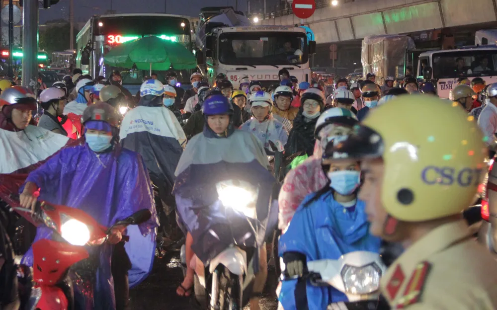 Chiều tối 21-9, mưa lớn khiến giao thông nhiều tuyến đường ở TPHCM tê liệt ảnh 2