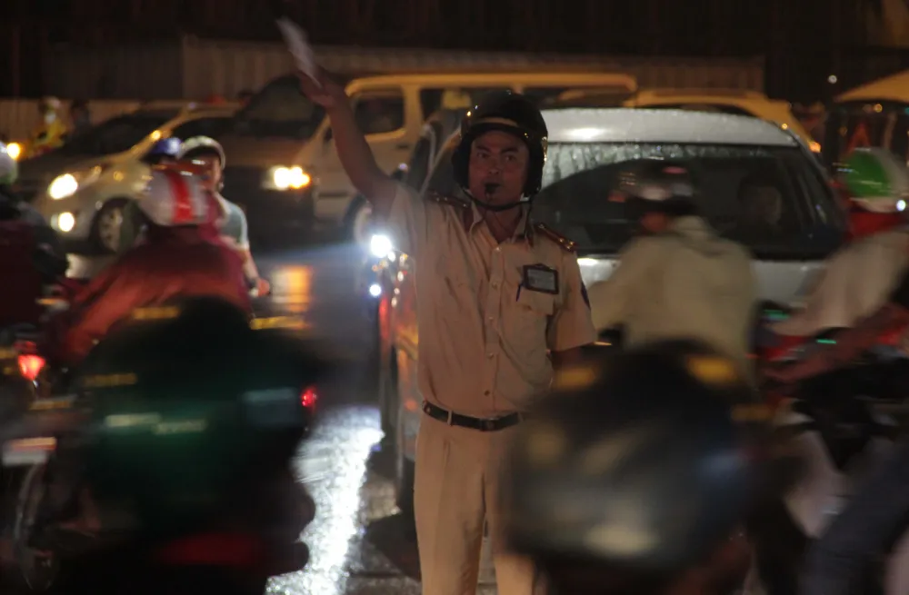 Chiều tối 21-9, mưa lớn khiến giao thông nhiều tuyến đường ở TPHCM tê liệt ảnh 3