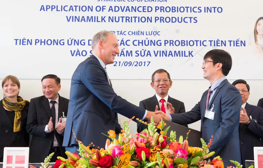 Ông Phan Minh Tiên, Giám đốc điều hành marketing Vinamilk và ông Lasse Nagell, Phó Chủ tịch cấp cao Tập đoàn Chr.Hansen trao thỏa thuận hợp tác tại buổi lễ ký kết.
