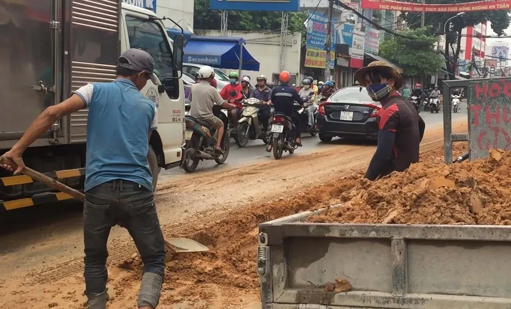 Xe ben làm rơi hàng tấn đất xuống đường rồi “mất tích“ ảnh 2 Xe ben làm rơi hàng tấn đất xuống đường rồi “mất tích“ ảnh 2