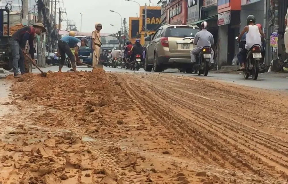 Xe ben làm rơi hàng tấn đất xuống đường rồi “mất tích“ ảnh 1 Xe ben làm rơi hàng tấn đất xuống đường rồi “mất tích“ ảnh 1