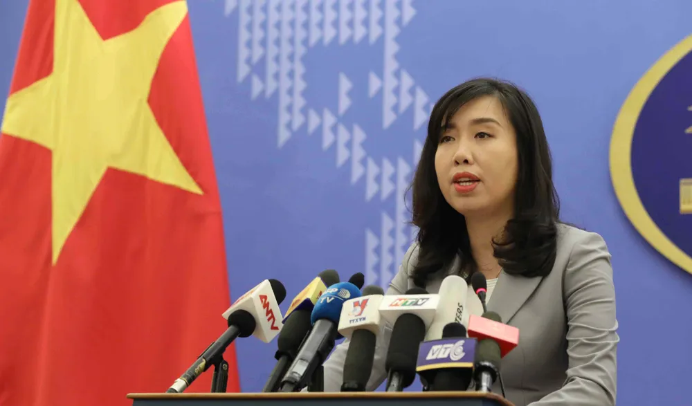 Người phát ngôn Bộ Ngoại giao Lê Thị Thu Hằng trả lời câu hỏi phóng viên tại buổi họp báo. Ảnh: TTXVN