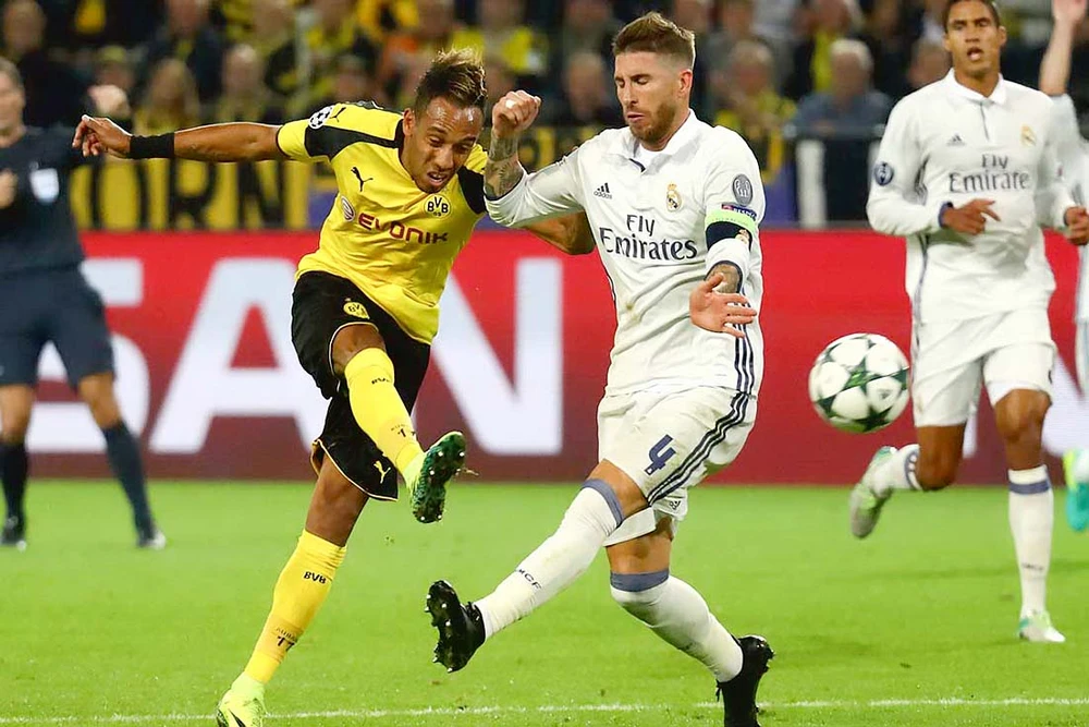 Aubameyang (trái) đang có phong độ ghi bàn cao cho Dortmund