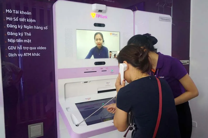 Nhiều khách hàng có xu hướng lựa chọn hình thức tiết kiệm điện tử vì lãi suất cao, nhanh chóng và an toàn.