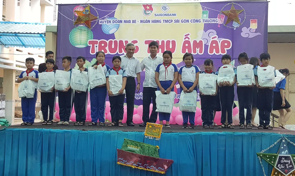 SAIGONBANK mang trung thu yêu thương đến với trẻ em nghèo huyện Nhà Bè