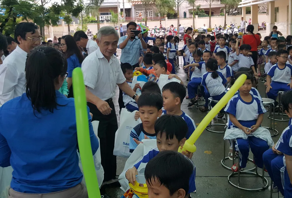 SAIGONBANK mang trung thu yêu thương đến với trẻ em nghèo huyện Nhà Bè ảnh 3