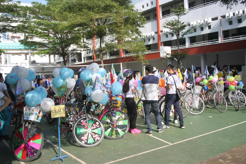 Học sinh THPT TPHCM tham gia diễu hành xe đạp ảnh 1