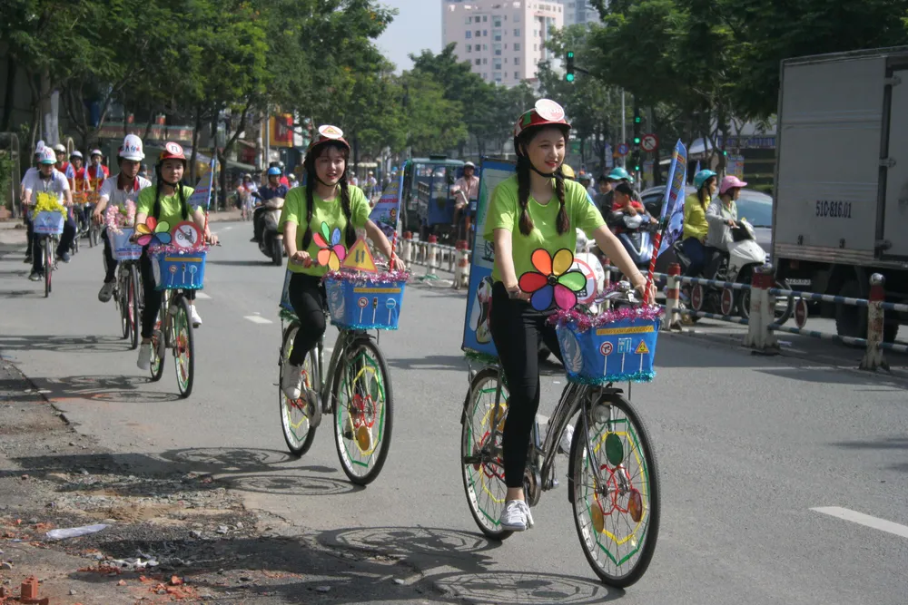 Học sinh THPT TPHCM tham gia diễu hành xe đạp ảnh 4