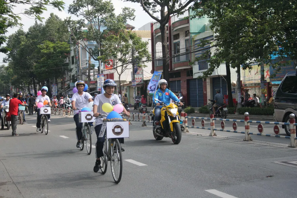 Học sinh THPT TPHCM tham gia diễu hành xe đạp ảnh 3