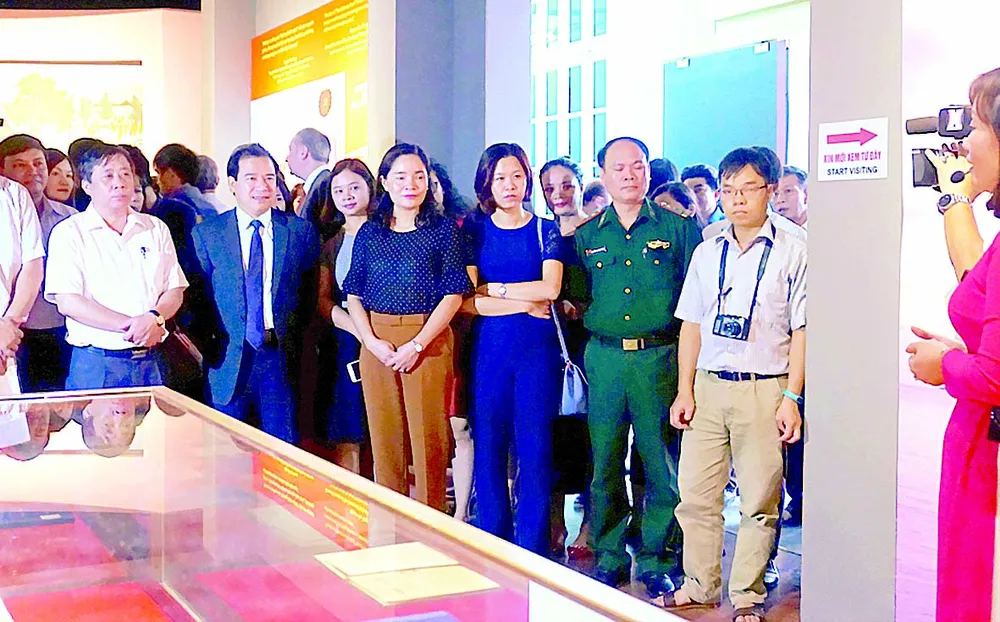 Nhiều tư liệu, hiện vật quý được trưng bày trong triển lãm “Ánh sáng từ Đường Kách mệnh”