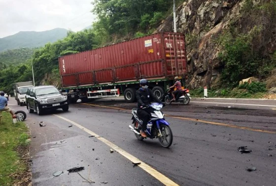 Hiện Hiện trường vụ tai nạn giao thông giữa xe đầu kéo và ô tô 4 chỗ tại đèo Quy Hòa ngày 16-10trường vụ tai nạn giao thông giữa xe đầu kéo và ô tô 4 chỗ tại đèo Quy Hòa