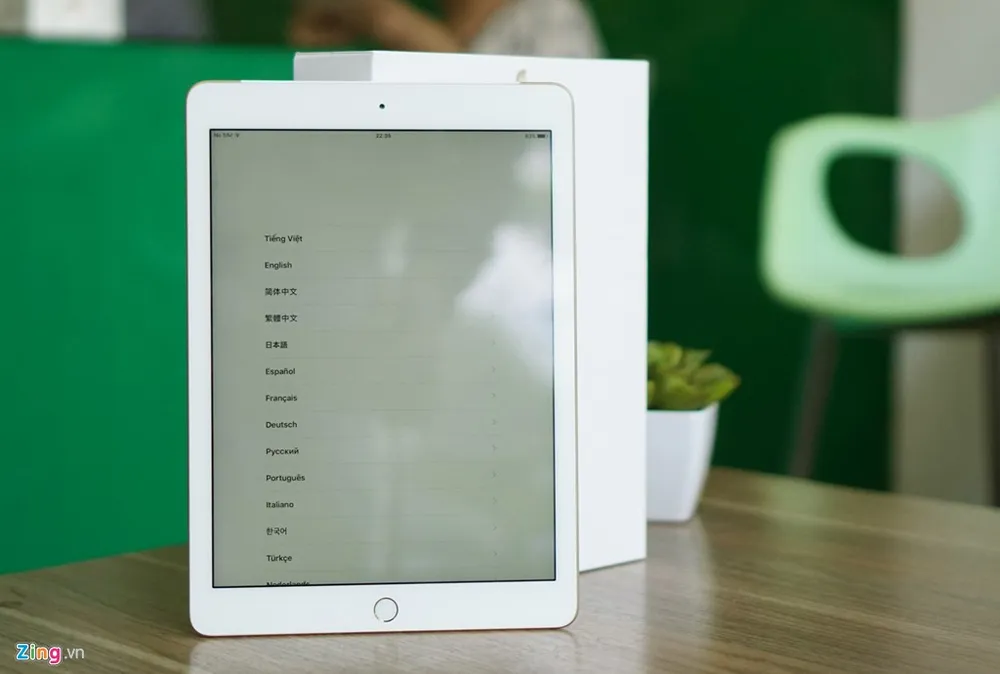 Cách đây ít ngày, những chiếc iPhone màu đỏ xách tay (ra mắt cùng thời điểm với iPad 2017) cũng được đưa về nước với giá khoảng 21 triệu đồng cho bản 127 GB. iPad 2017 ve Viet Nam voi gia gan 10 trieu dong hinh anh 10