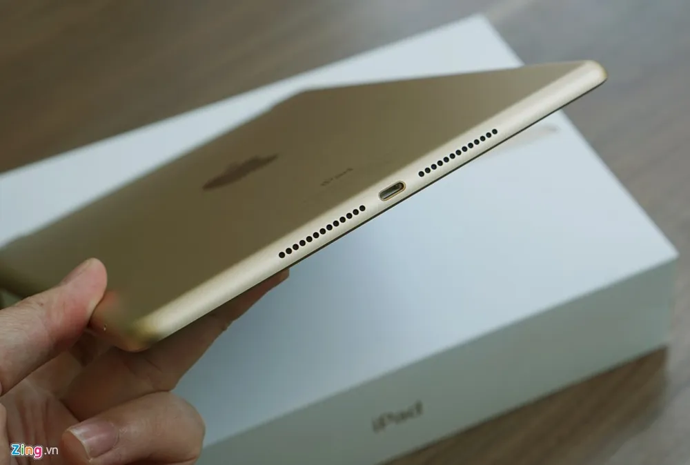 Người dùng vẫn thấy những đường nét quen thuộc làm nên thương hiệu sản phẩm iPad như vỏ kim loại mịn màng, thiết kế bo cong mềm mại, loa ngoài và cổng Lightning được làm tinh tế. iPad 2017 ve Viet Nam voi gia gan 10 trieu dong hinh anh 4