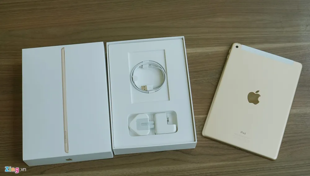 Nếu như iPhone trong thời điểm đầu về nước thường được hét giá rất cao thì tình trạng này không xảy ra với iPad. Tại thị trường Mỹ, iPad 2017 có giá bán từ 329 USD. Mức chênh của máy xách tay tại Việt Nam hiện ở mức khá cao. iPad 2017 ve Viet Nam voi gia gan 10 trieu dong hinh anh 2