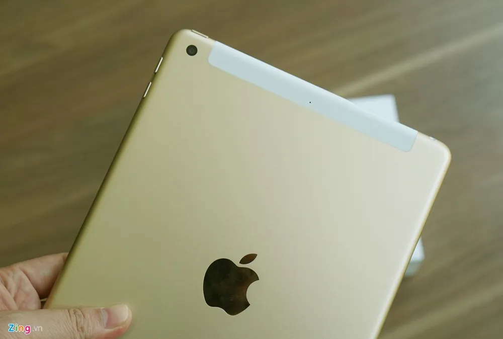 Thiết bị này dùng camera sau 8 megapixel, khẩu độ f/2.4, camera trước 1,2 megapixel. Dải nhựa phía bên trên máy chỉ có trên phiên bản 4G. Bản Wi-Fi sẽ dùng vỏ nhôm đồng nhất. iPad 2017 ve Viet Nam voi gia gan 10 trieu dong hinh anh 6