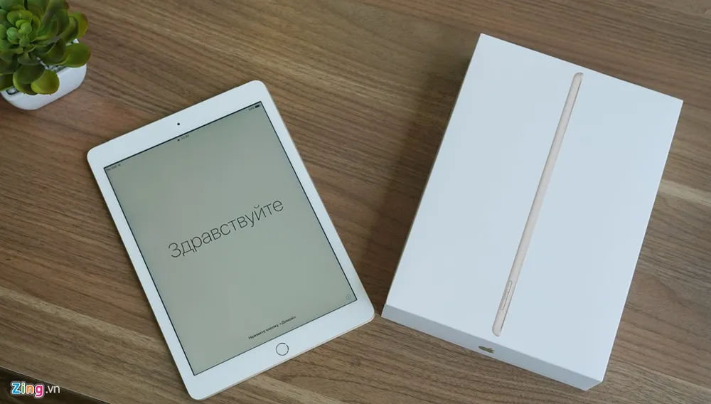 Sản phẩm này không có điểm nhấn đặc biệt, từ kiểu dáng bên ngoài cho đến thông số bên trong. Máy giống với iPad Air hơn là Air 2 với độ mỏng 7,5mm. Ở mặt trước, người ta vẫn thấy nút Home quen thuộc với cảm biến vân tay. Chưa có mẫu iPad nào của Apple sử dụng nút Home cảm ứng lực như iPhone 7. iPad 2017 ve Viet Nam voi gia gan 10 trieu dong hinh anh 3