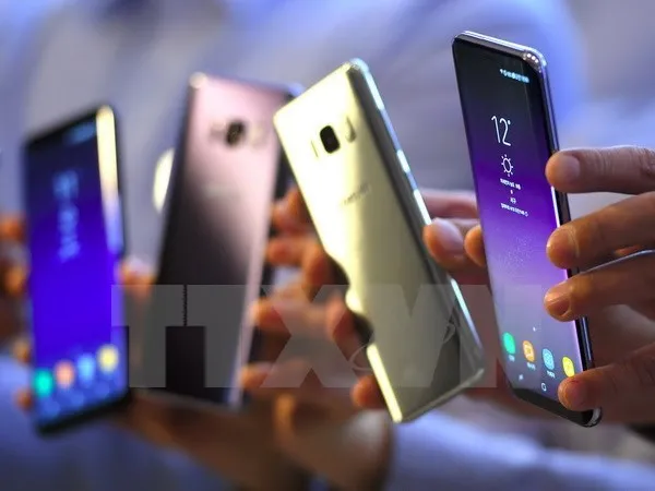 Điện thoại Samsung Galaxy S8 được trưng bày tại một cửa hàng ở Seoul ngày 13/4.