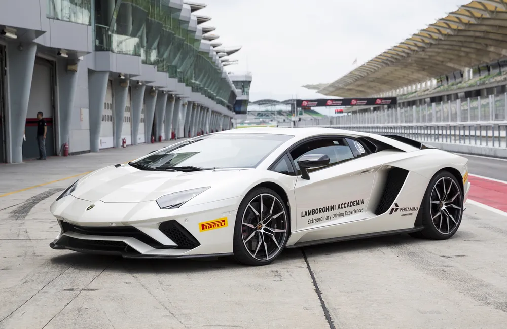 Lamborghini Aventador S - bò tót bất kham trên đường đua