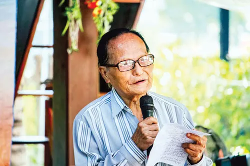 Nhà thơ Giang Nam đọc bài “Quê hương phiên bản 2". Nhà thơ Giang Nam đọc bài “Quê hương phiên bản 2".