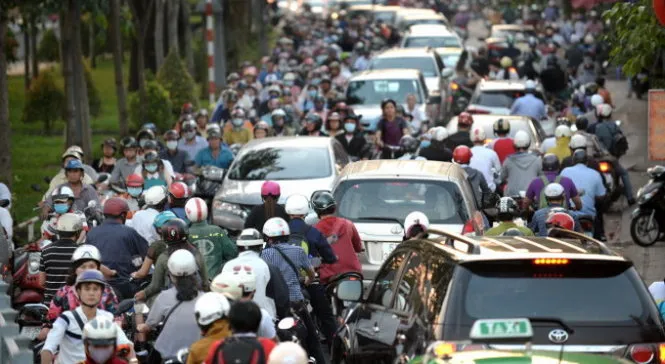 Trước khi cấm xe máy, hãy tạo sự công bằng 