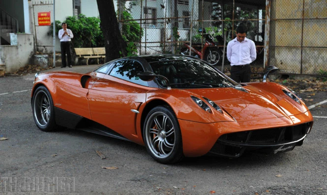 Siêu xe Pagani Huayra xuất hiện trên phố khi được đưa đi đăng ký biển số tại TP.HCM.