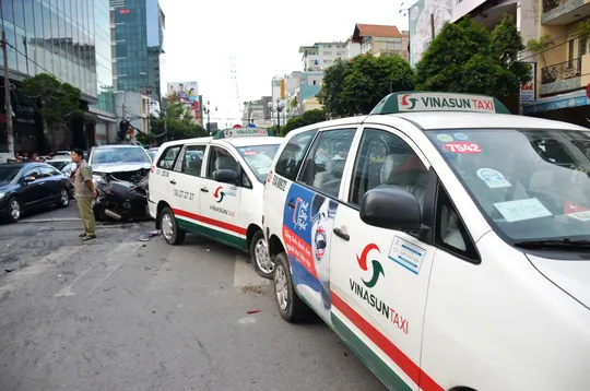 TP HCM: Tai nạn liên hoàn trên đường Phan Xích Long, kẹt xe kéo dài - Ảnh 3. TP HCM: Tai nạn liên hoàn trên đường Phan Xích Long, kẹt xe kéo dài - Ảnh 3.