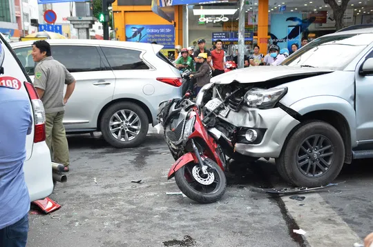 TP HCM: Tai nạn liên hoàn trên đường Phan Xích Long, kẹt xe kéo dài - Ảnh 1. TP HCM: Tai nạn liên hoàn trên đường Phan Xích Long, kẹt xe kéo dài - Ảnh 1.