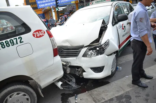 TP HCM: Tai nạn liên hoàn trên đường Phan Xích Long, kẹt xe kéo dài - Ảnh 2. TP HCM: Tai nạn liên hoàn trên đường Phan Xích Long, kẹt xe kéo dài - Ảnh 2.