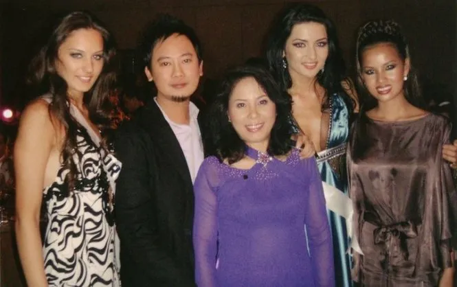 Bà Nguyễn Thị Bình (áo dài tím, phu nhân của Chủ tịch Ủy ban trung ươngMặt trận Tổ quốc VN Nguyễn Thiện Nhân) bên cạnh Nhà thiết kế Võ Việt Chung. Võ Việt Chung kể chuyện 'thâm cung' áo dài nữ chính khách Việt