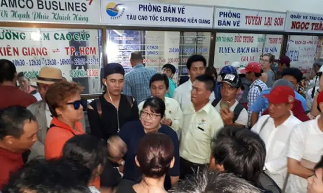 Hành khách tập trung tại cảng Rạch Giá yêu cầu phía công ty Superdong giải quyết chỗ ăn nghỉ và bố trí tàu đi Phú Quốc ngày hôm sau. Tàu đi Phú Quốc gặp sự cố, hơn 300 khách hoảng loạn